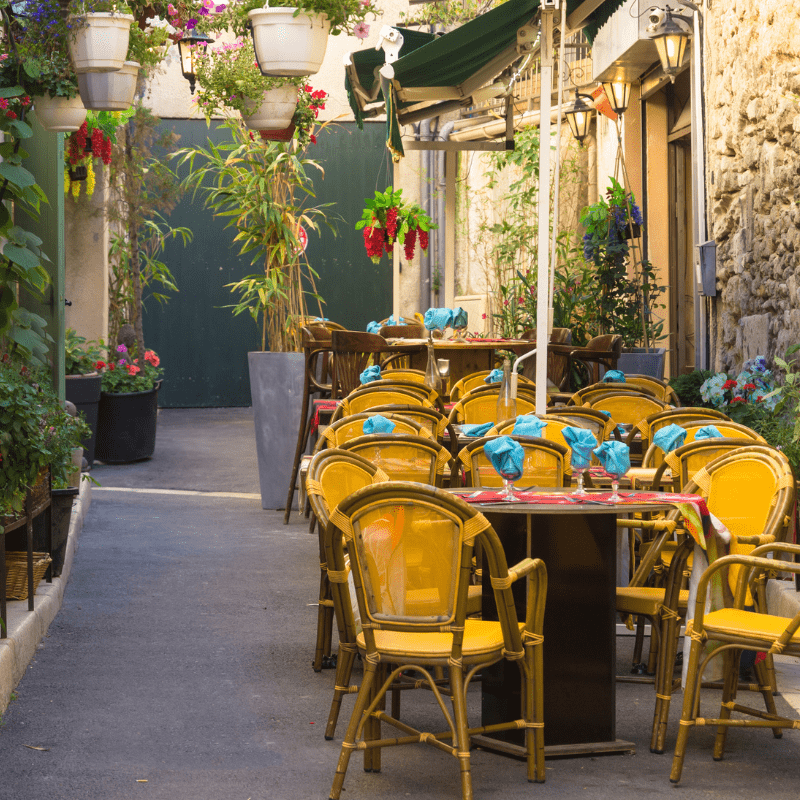 Ruelle charmante reflÃ¨tant l'harmonie et le charme provenÃ§al des Alpes-Maritimes et de ses terroirs pittoresques